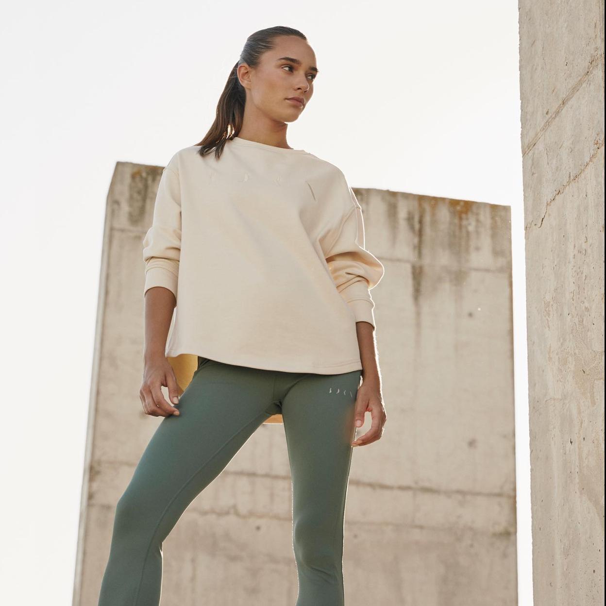 Mujer con ropa deportiva. /