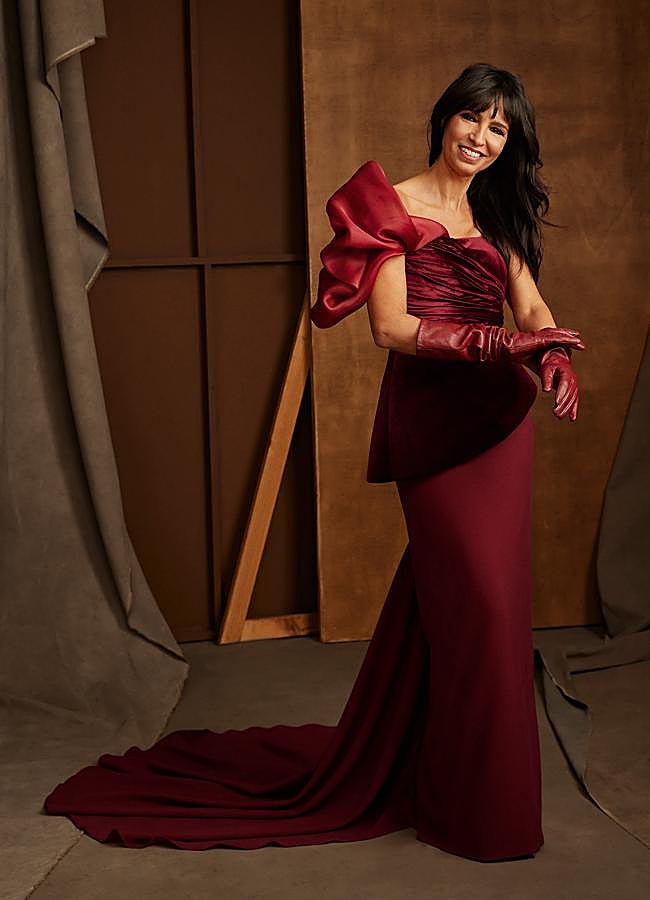 Imagen - África Baeta con su vestido granate para las Campanadas. / Asier Gómez 