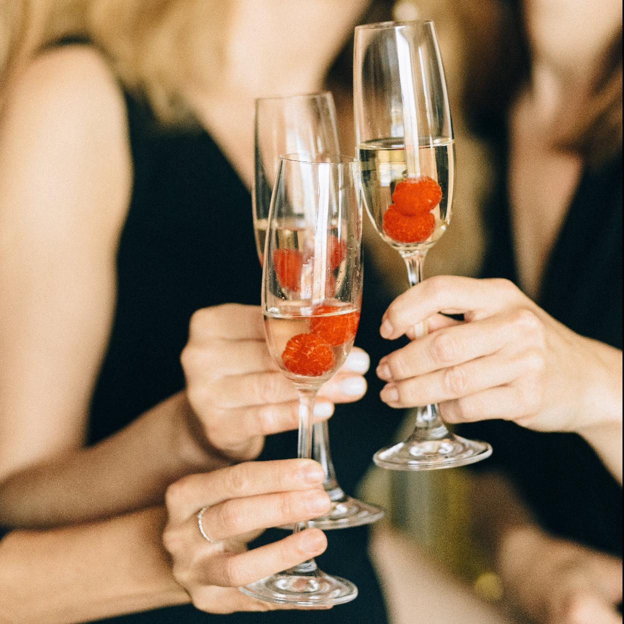 Pareja brindando con champán por el año nuevo.