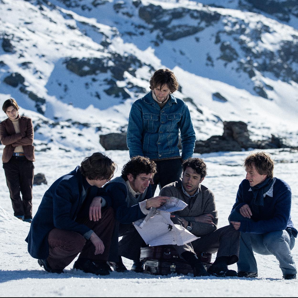 Escena de La sociedad de la nieve, en la que los protagonistas tratan de descubrir dónde se encuentran después de que el avión en el que viajaban se estrellase.