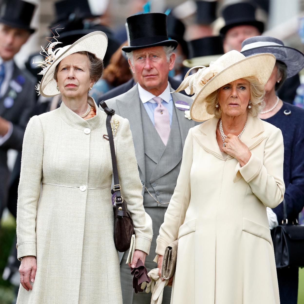 La reina Camilla y la princesa Anna, junto al rey Carlos, el tercero en discordia. 