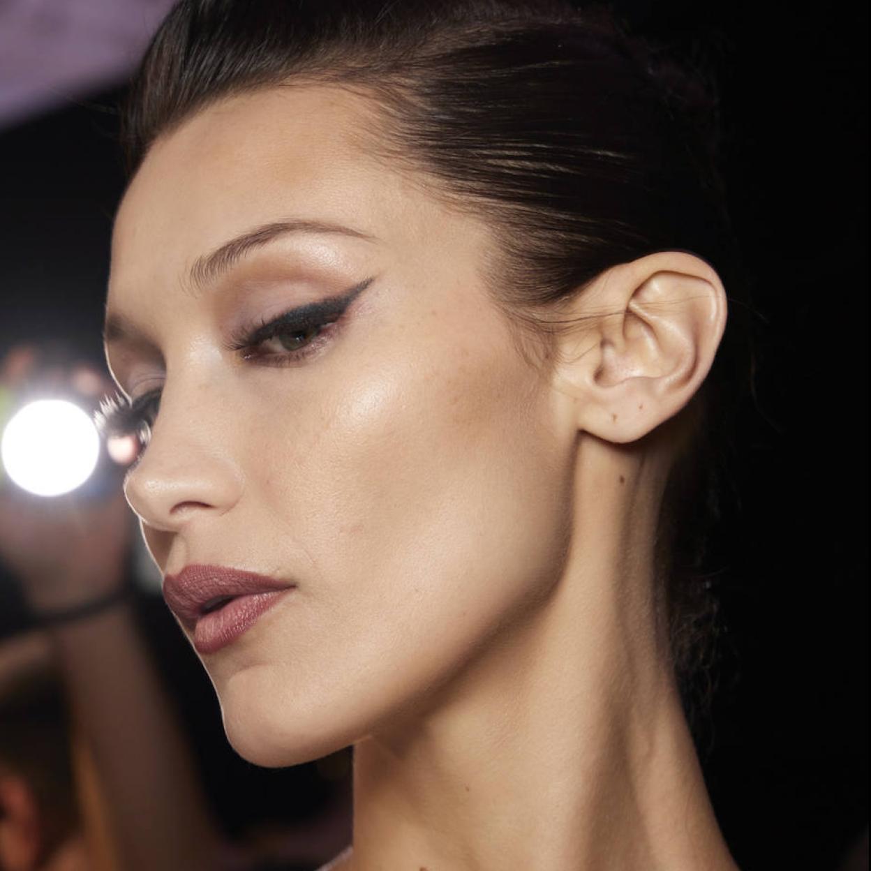 Modelo con eyeliner negro