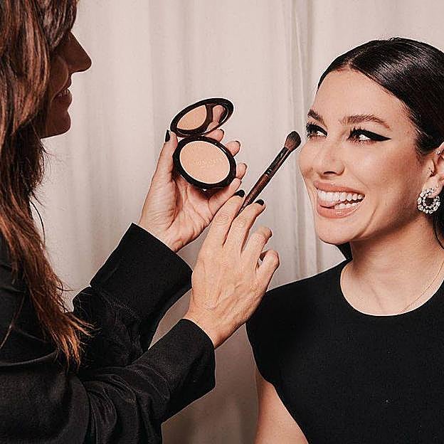 La maquilladora profesional Natalia Belda pintando a Blanca Suárez