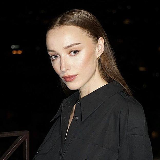 Phoebe Dynevor con look de maquillaje hecho por Nikki DeRoest