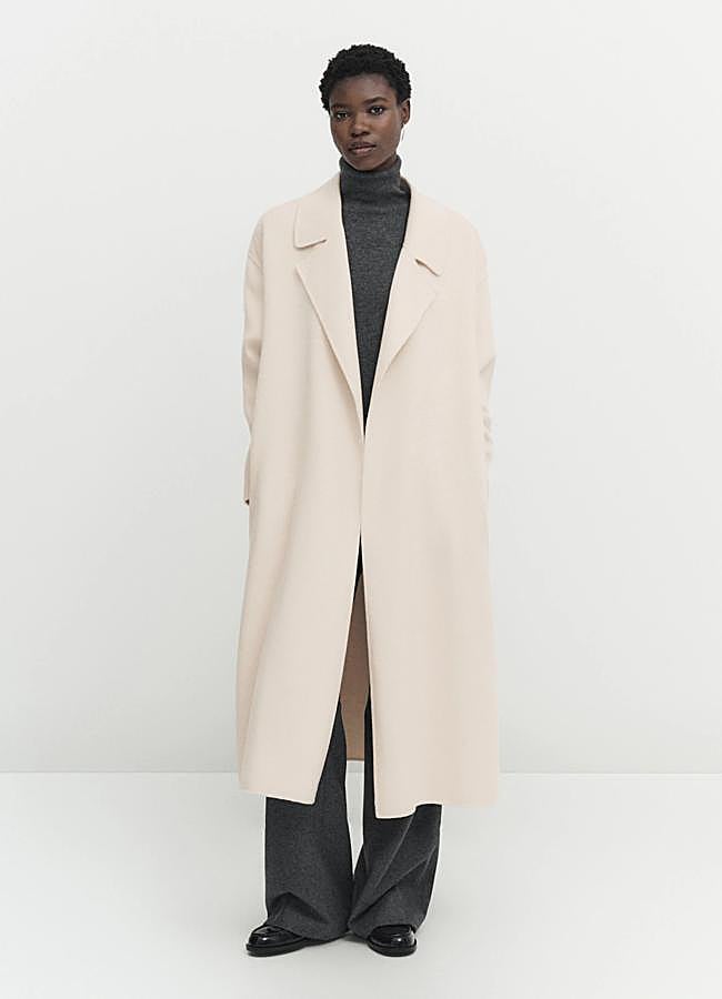 Imagen - Abrigo batín de lana en beige de Massimo Dutti (299 euros).