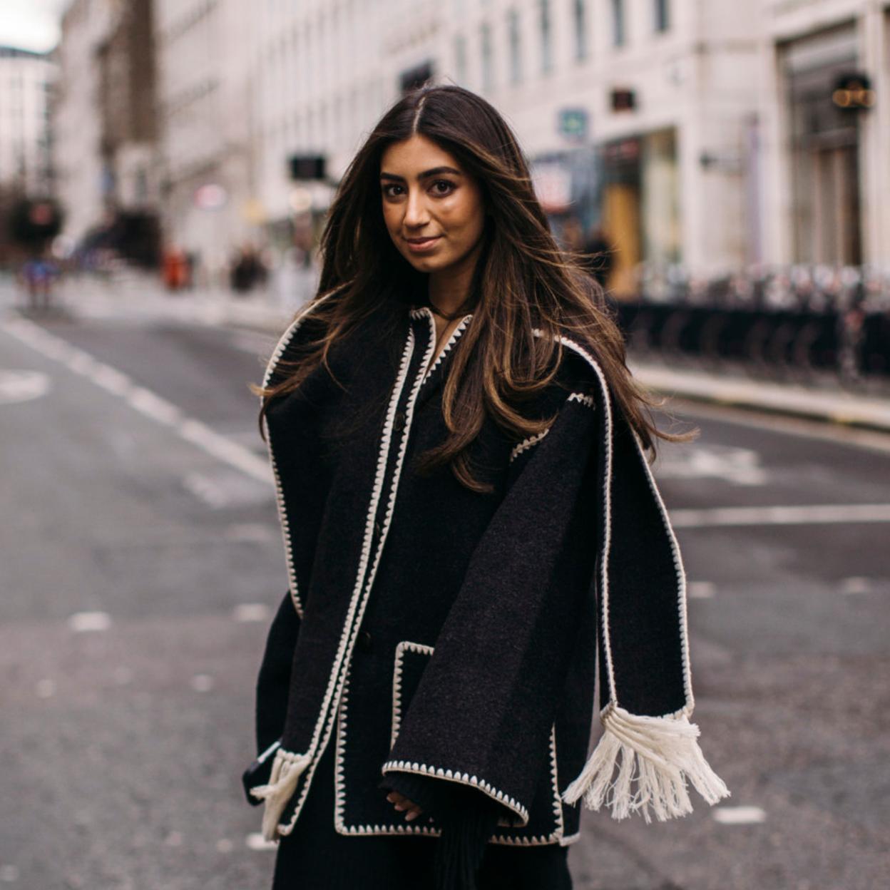 Una mujer con abrigo negro.