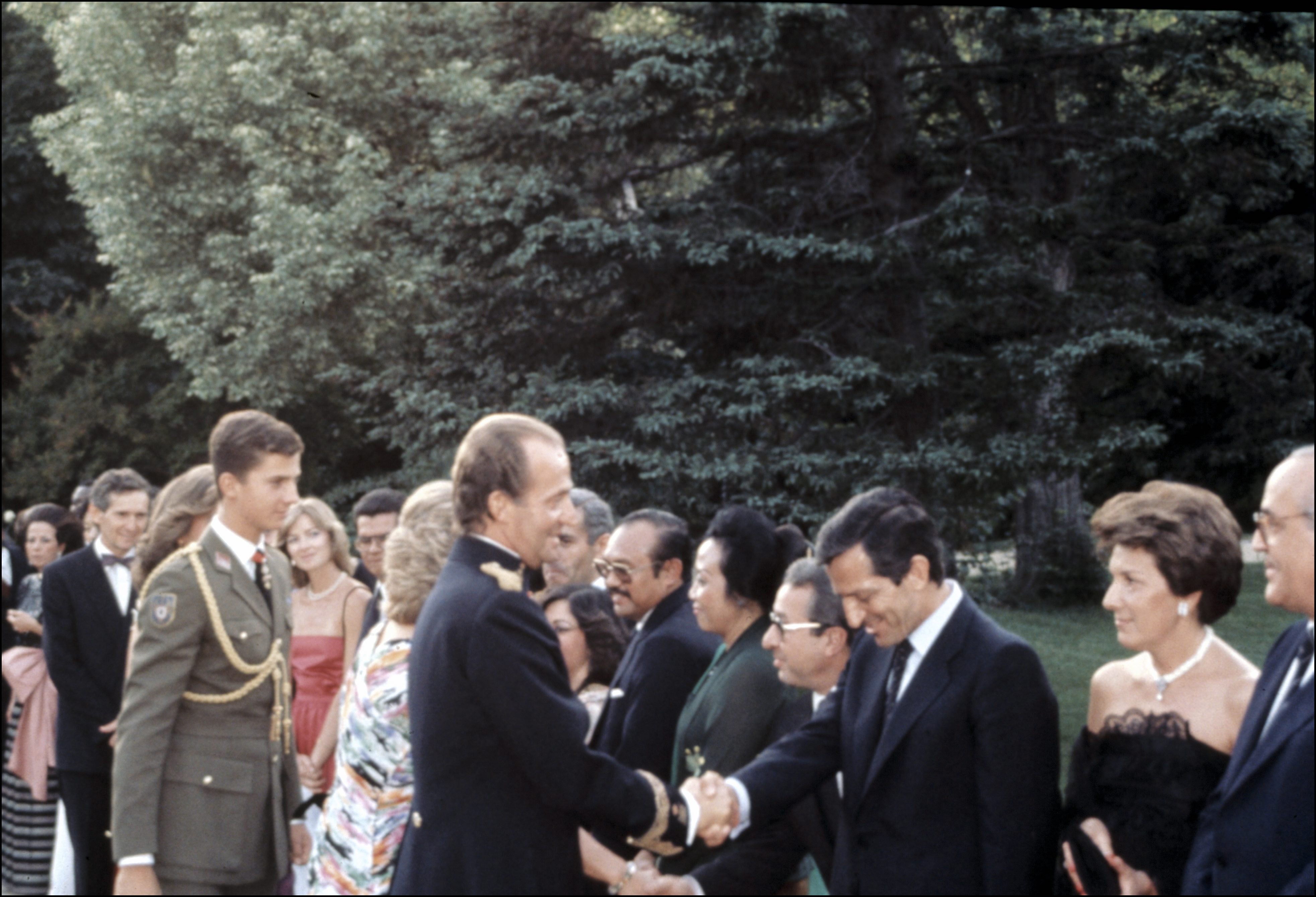 El rey Juan Carlos saludando a algunos de los asistentes a la fiesta por su santo en 1986 (en la imagen junto a Adolfo Suárez) 