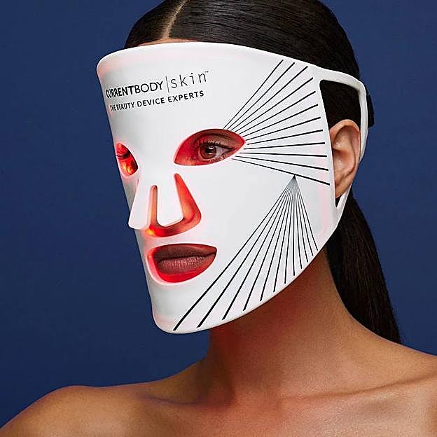 Mujer usando máscara LED facial