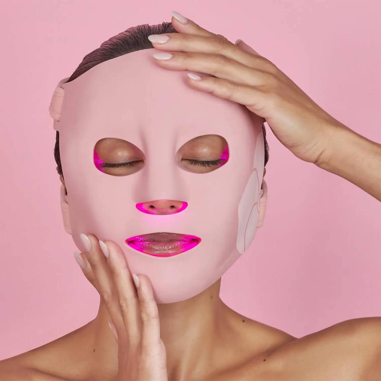 Modelo con máscara LED facial