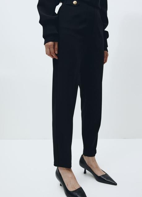 Imagen - Pantalón negro con botones de H&M (19,99 euros)