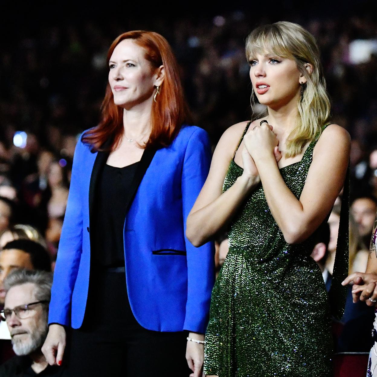 Taylor Swift junto a su publicista Tree Paine.