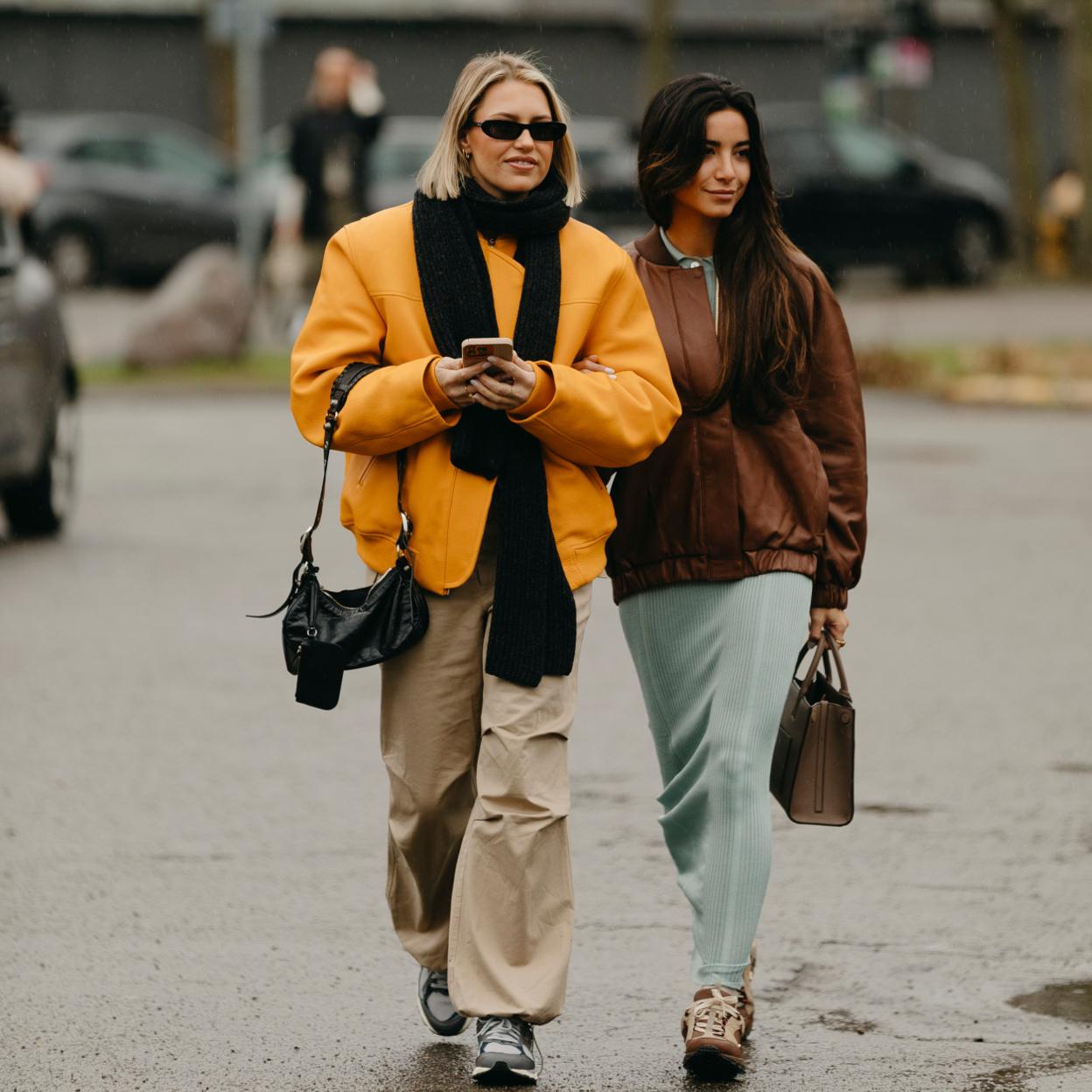 Dos mujeres con zapatillas deportivas.