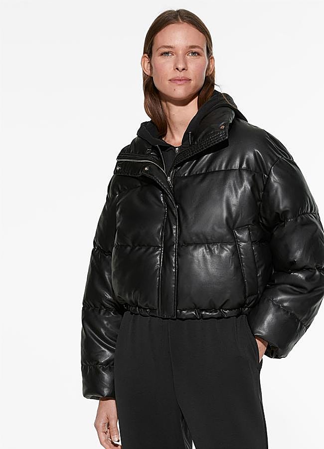 Imagen - Abrigo acolchado corto en negro de Oysho.