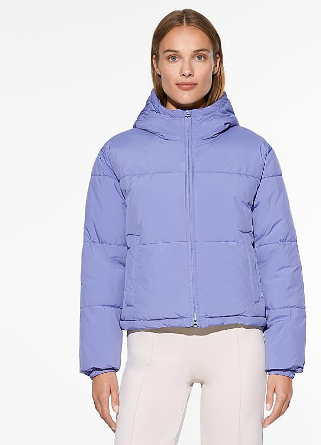 Imagen - Abrigo corto acolchado en lavanda de Oysho.