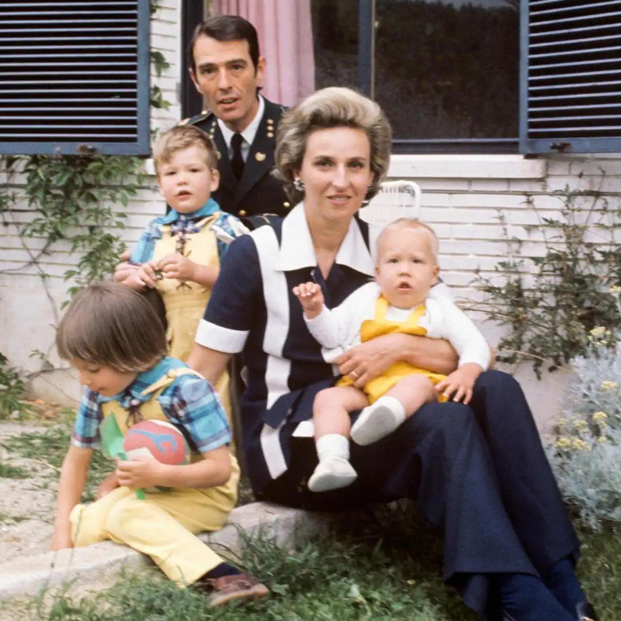 La infanta Pilar junto a Simoneta y su nieta. /