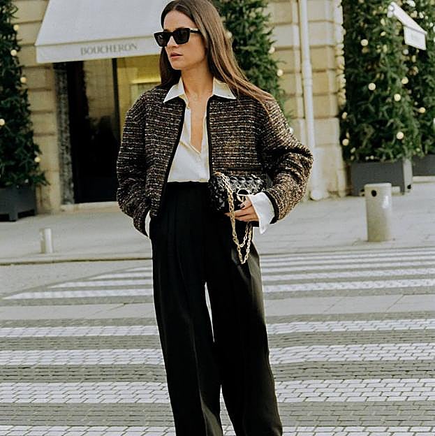 Influencer francesa con look de lujo silencioso con chaqueta de tweed