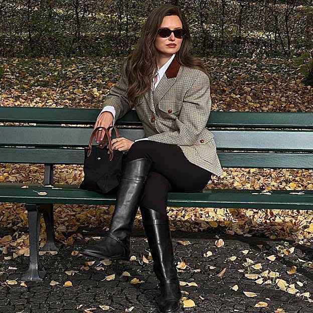 Influencer francesa con look estilo amazona Old Money