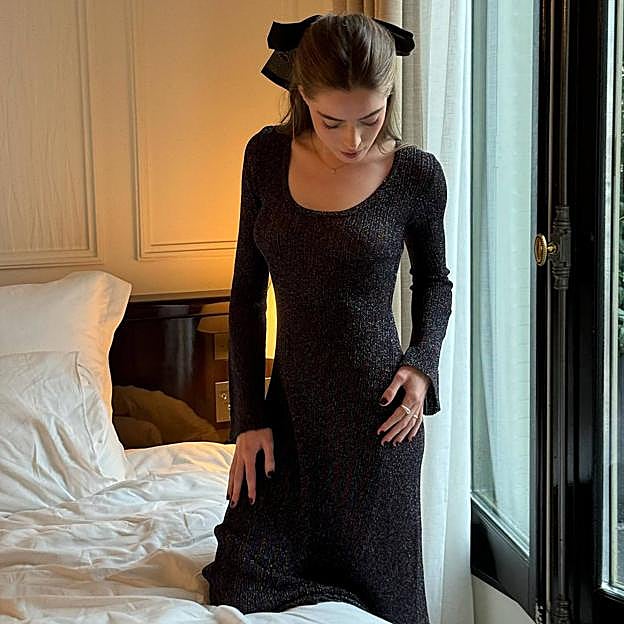 Influencer francesa con look balletcore con lazo en el pelo y vestido de punto