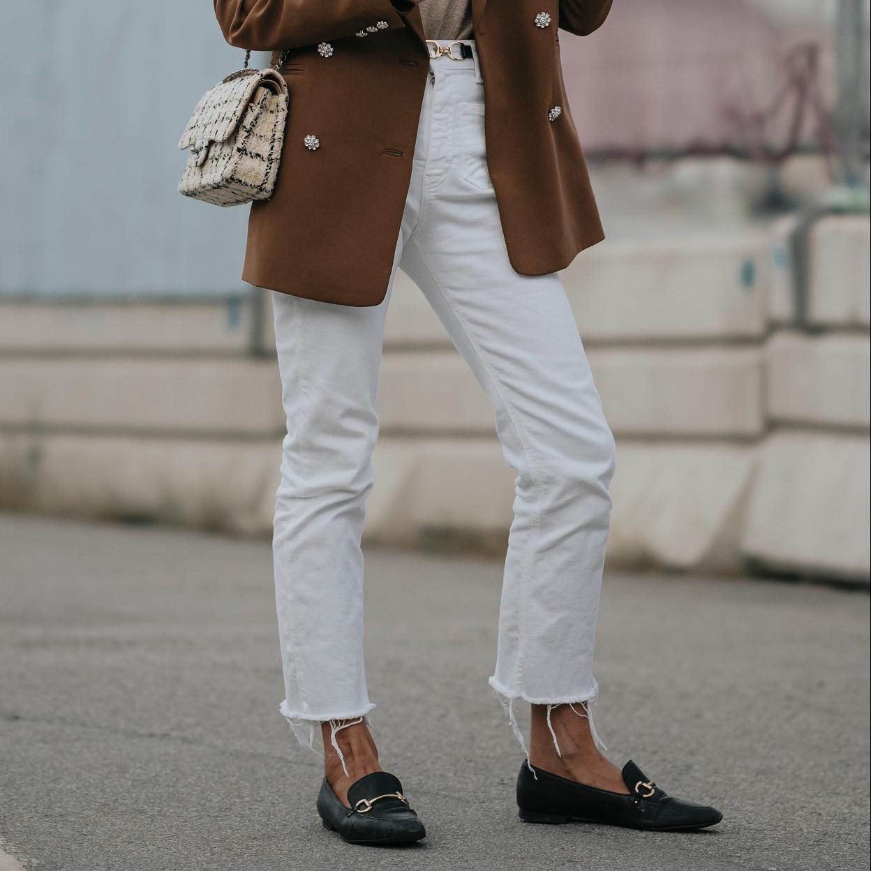 Un look de street style con mocasines.