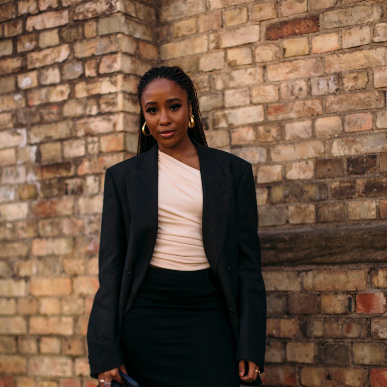 Una mujer con top drapeado.
