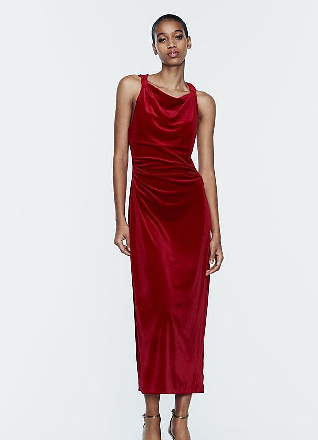 Imagen - Vestido rojo en terciopelo de Zara (25,95 euros).