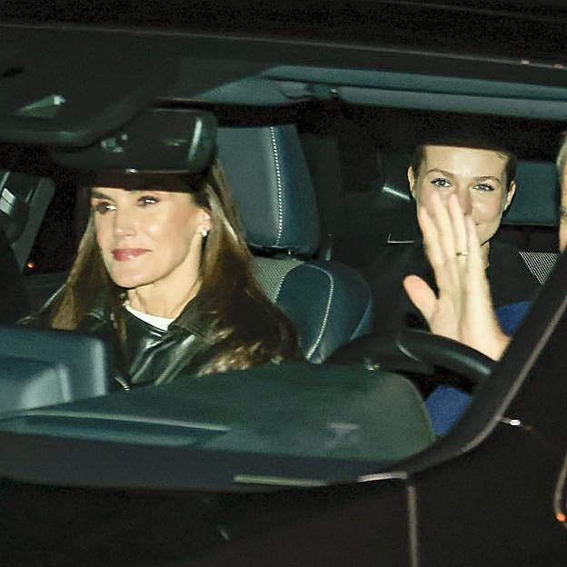 Letizia y Leonor en el coche.