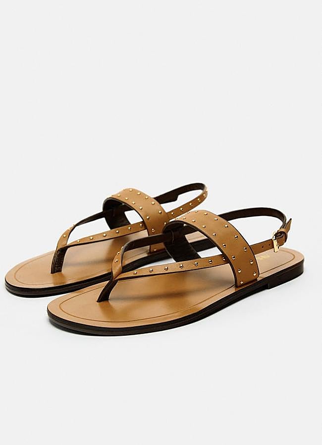 Imagen - Sandalias planas con tachuelas de Zara.