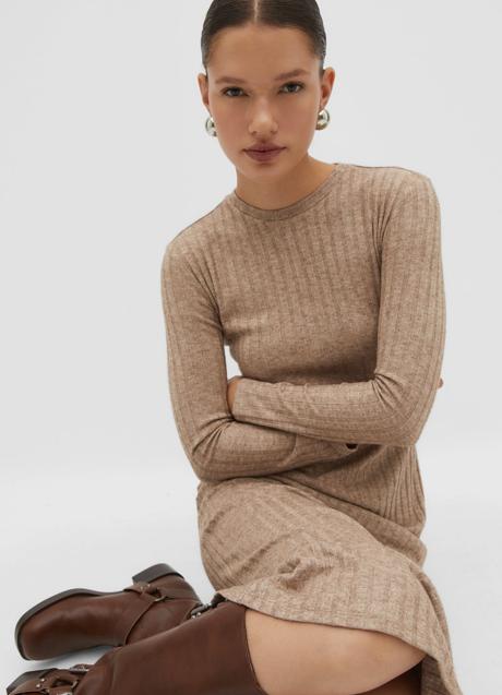 Imagen - Vestido de canalé de Stradivarius (19,99 euros)