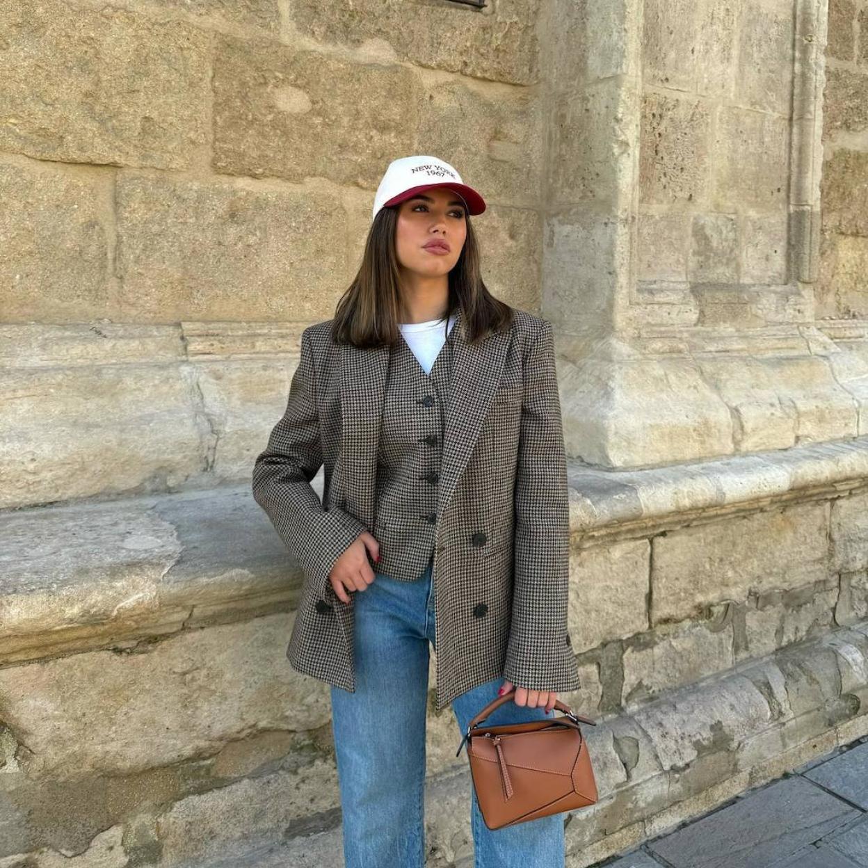 La influencer lleva un look con blazer y chaleco a juego
