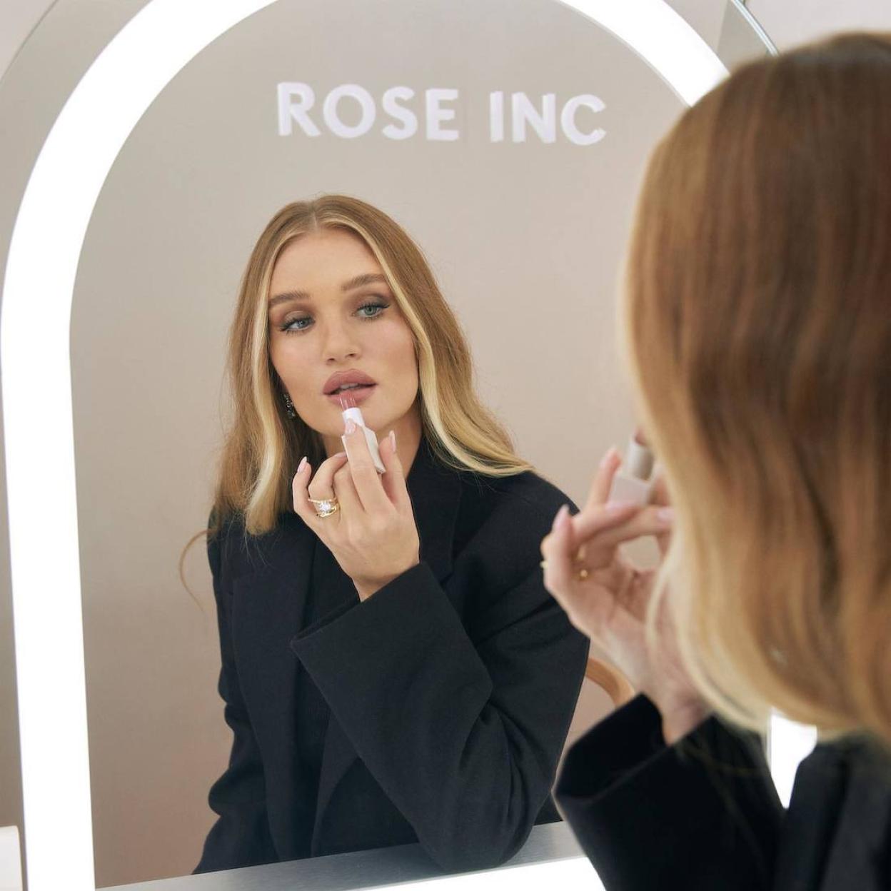 La modelo Rosie Huntington-Whitley usando un labial