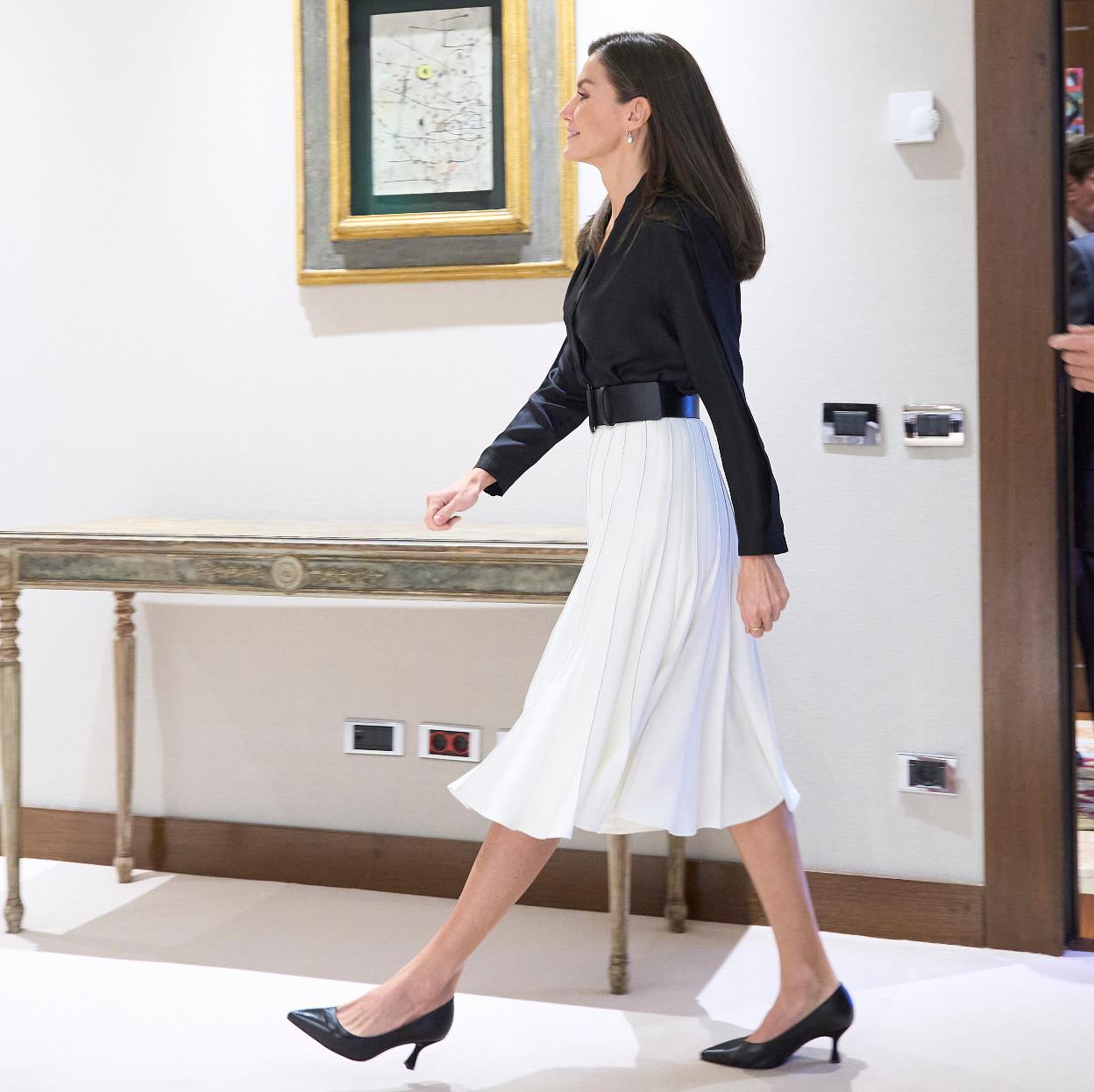 La reina Letizia con unos zapatos de tacón negros.