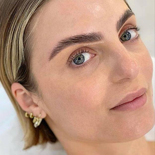 Mujer con tendencia en cejas 2024 efecto laminado