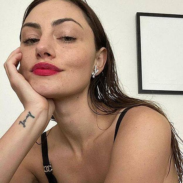 Phoebe Tonkin con diseño de cejas con arco levantado