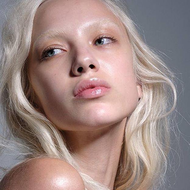 Modelo con cejas decoloradas