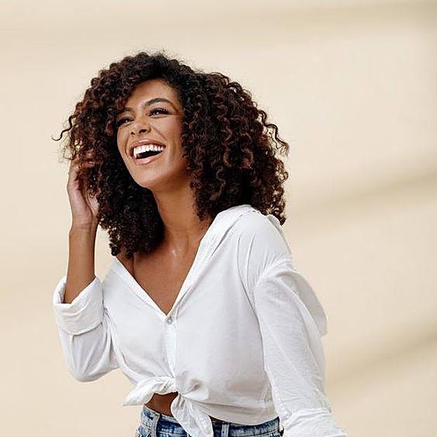 Modelo con pelo rizado definido