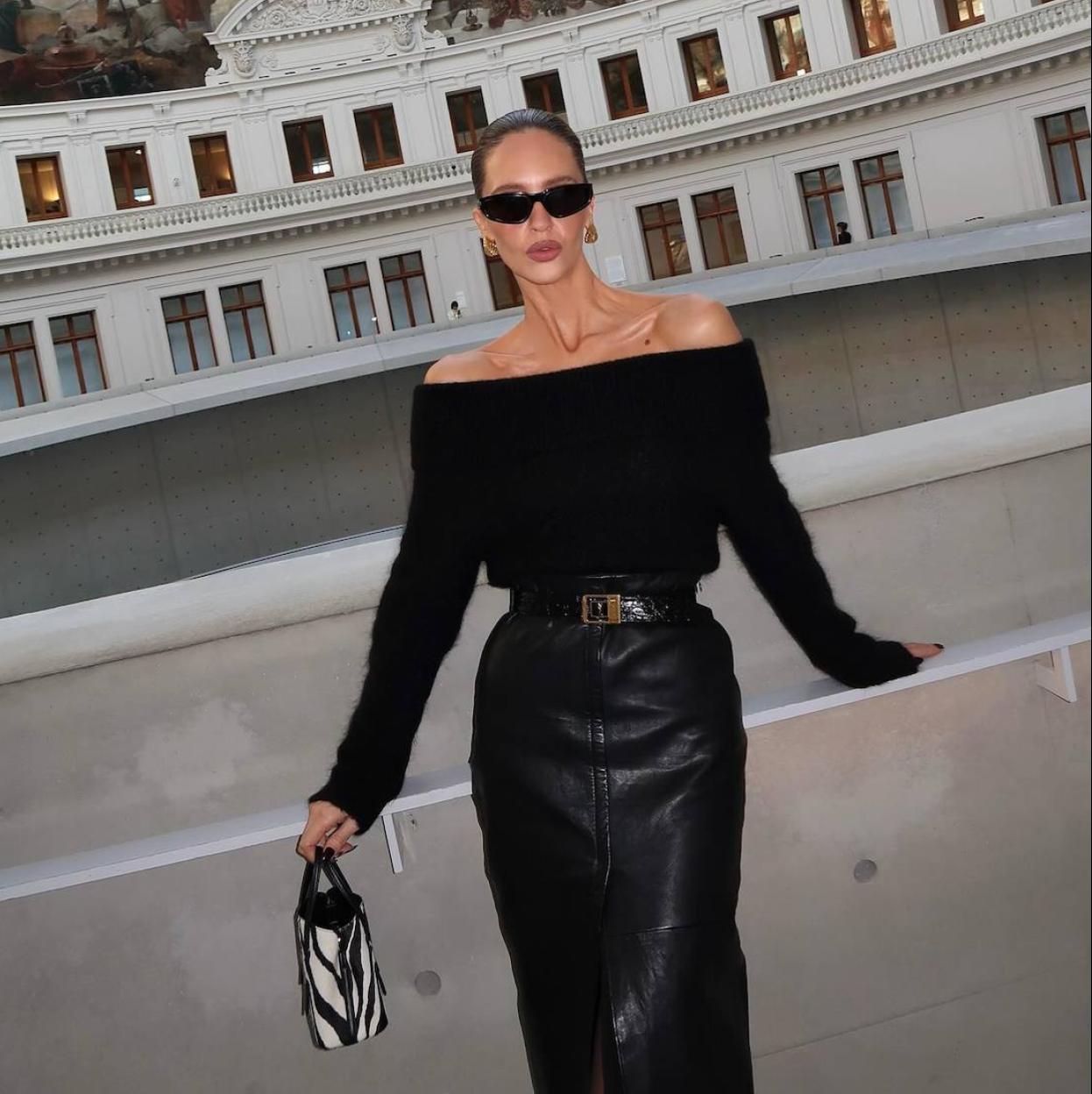 La influencer lleva una falda tendencia