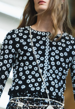 Imagen secundaria 2 - Detalles del savoir faire que profesa Chanel con sus colecciones Metiers D'art.