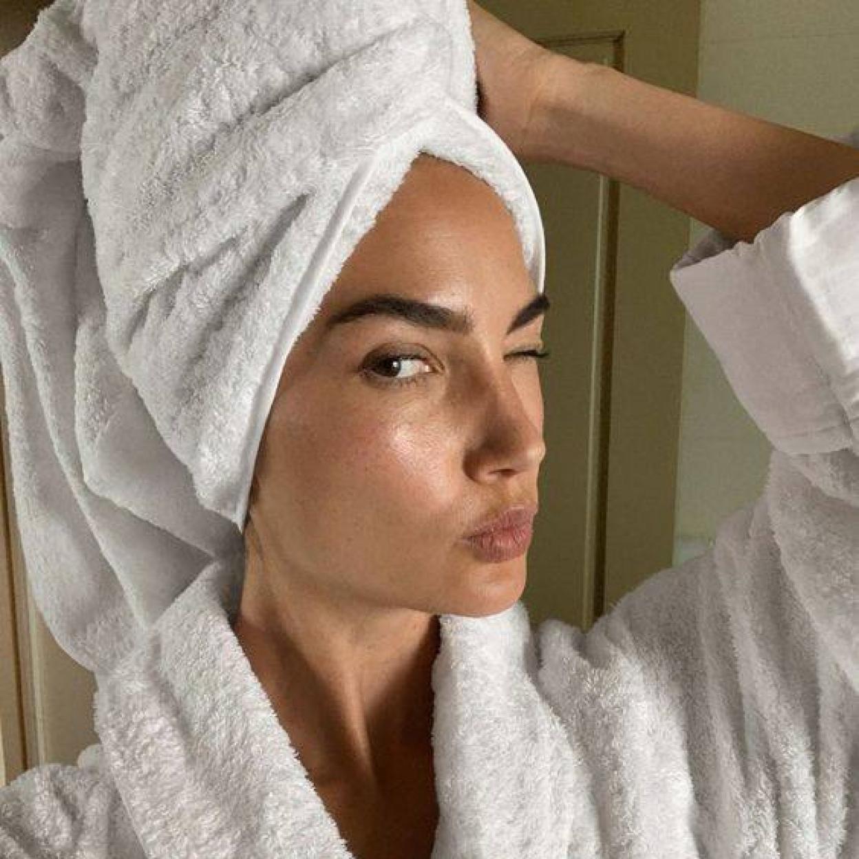 Modelo haciendo rutina de skincare