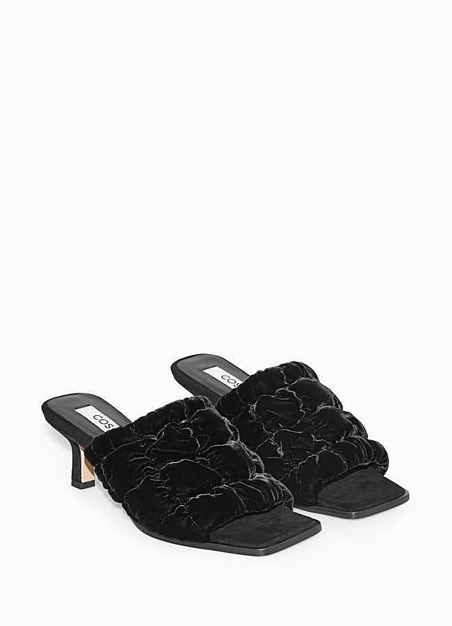 Imagen - Mules en terciopelo negro de COS.