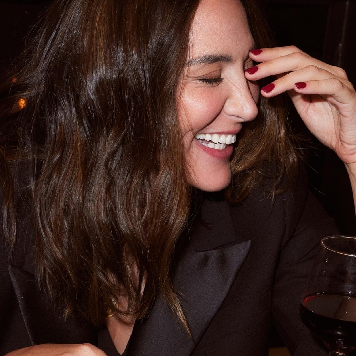 Tamara Falcó con uñas cortas con manicura en rojo