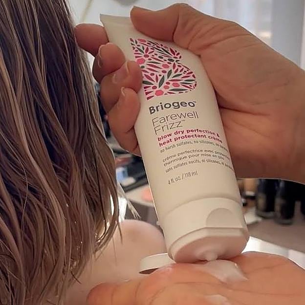 La estilista Jenny Cho usando la crema de peinado para preparar el pelo de las famosas