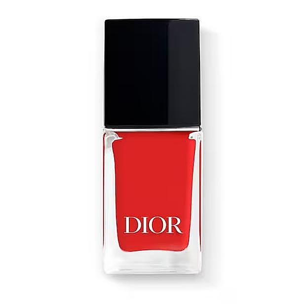 Esmalte de uñas en color rojo de Dior.