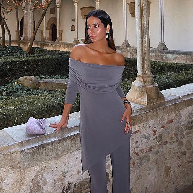 Imagen principal - Las influencers con el conjunto gris.