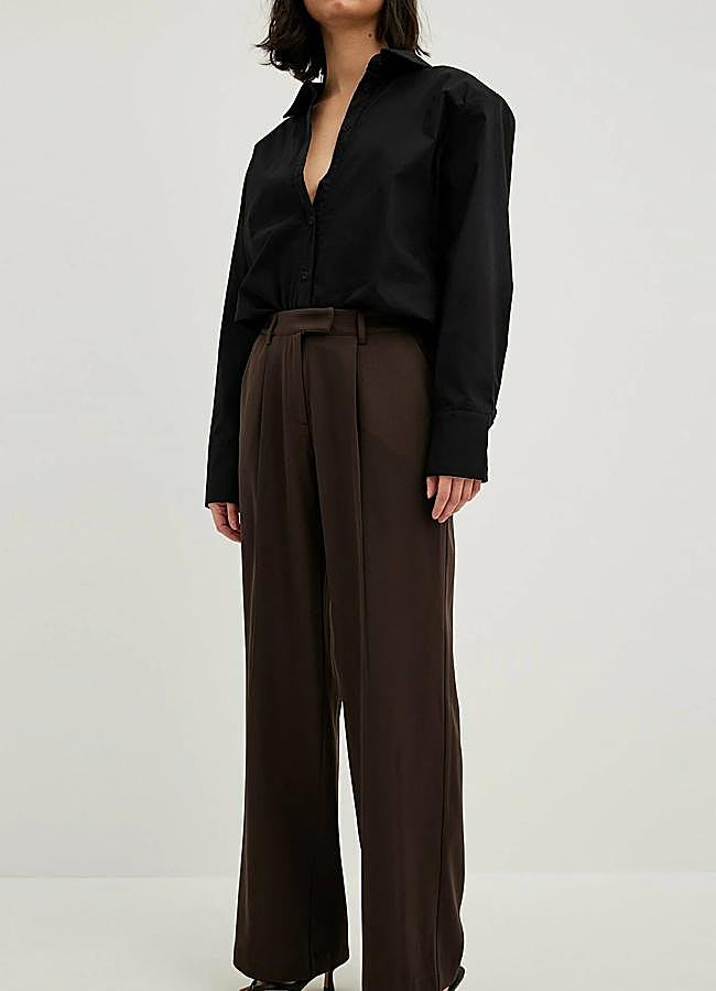 Imagen - Pantalones de traje marrón chocolate de NA-KD, 49,95 euros.