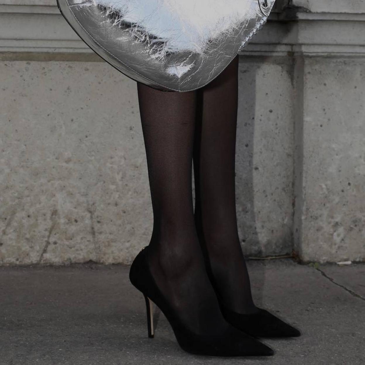 La influencer llava unos zapatos de tacón negros elegantes