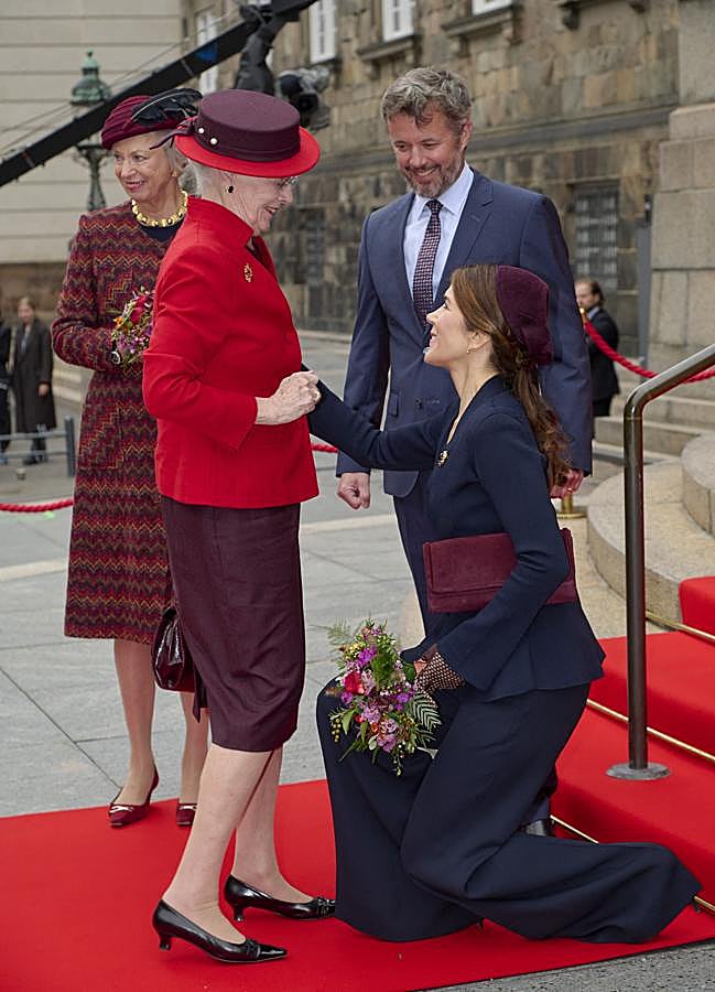 Imagen - Reverencia de Mary de Dinamarca a Margarita de Dinamarca/GTRES
