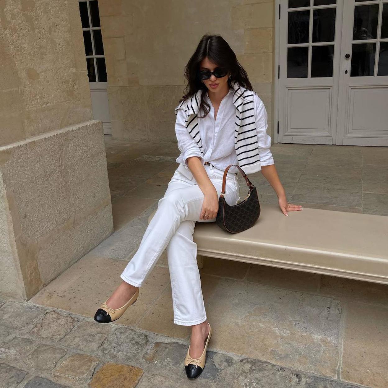 La influencer lleva un look con vaqueros blancos