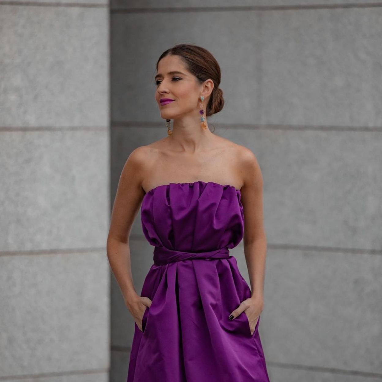 Una mujer con vestido de invitada.