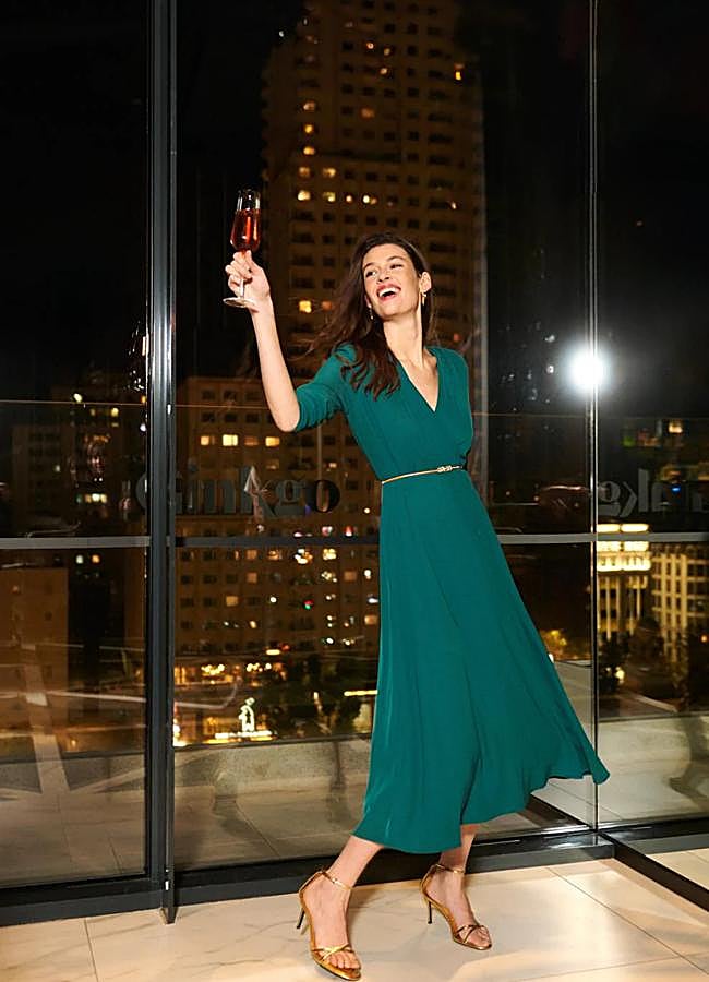 Imagen - Vestido verde midi con escote en pico de Tinta y Bariloche.