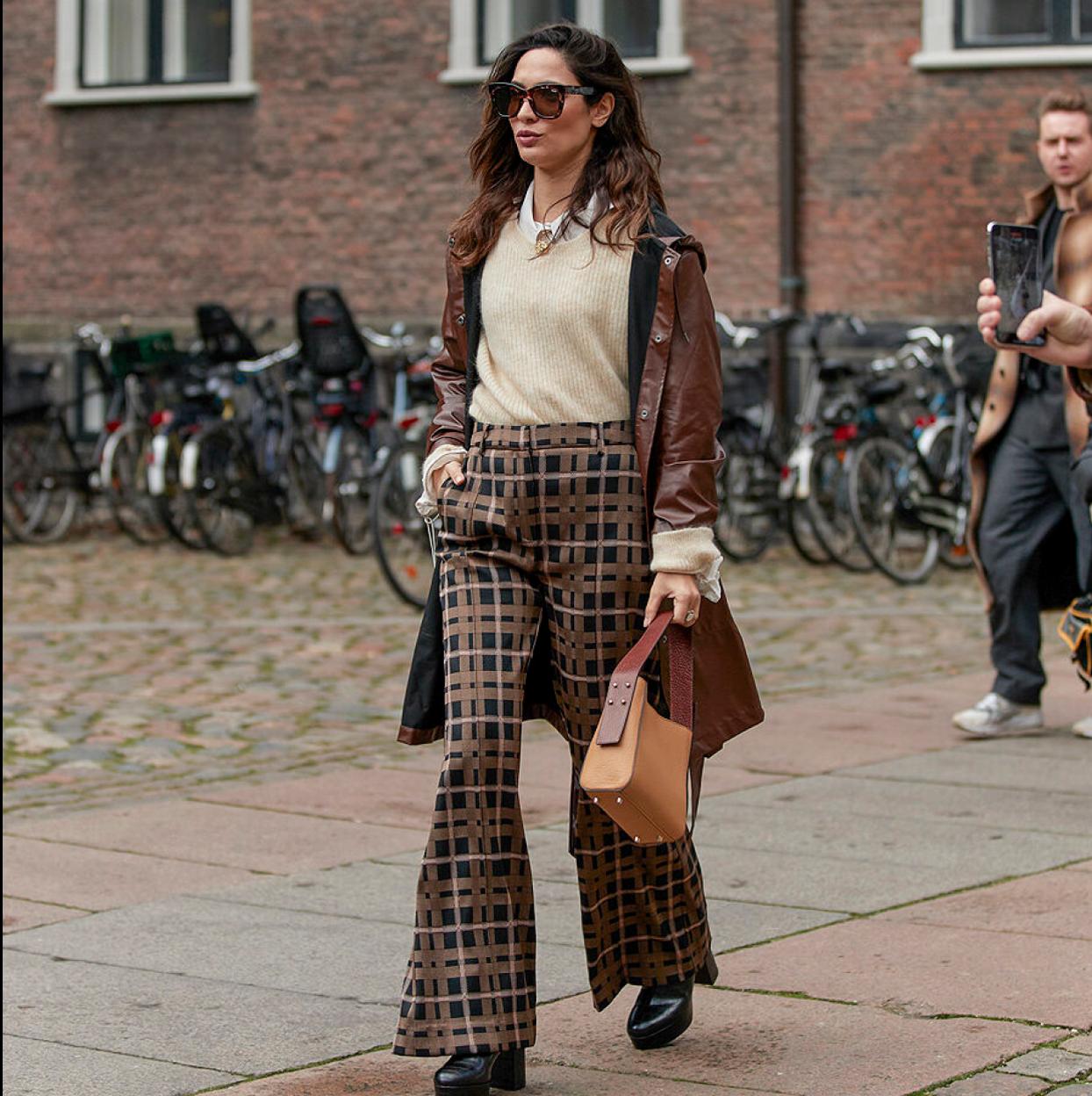 Mujer con pantlones de cuadros